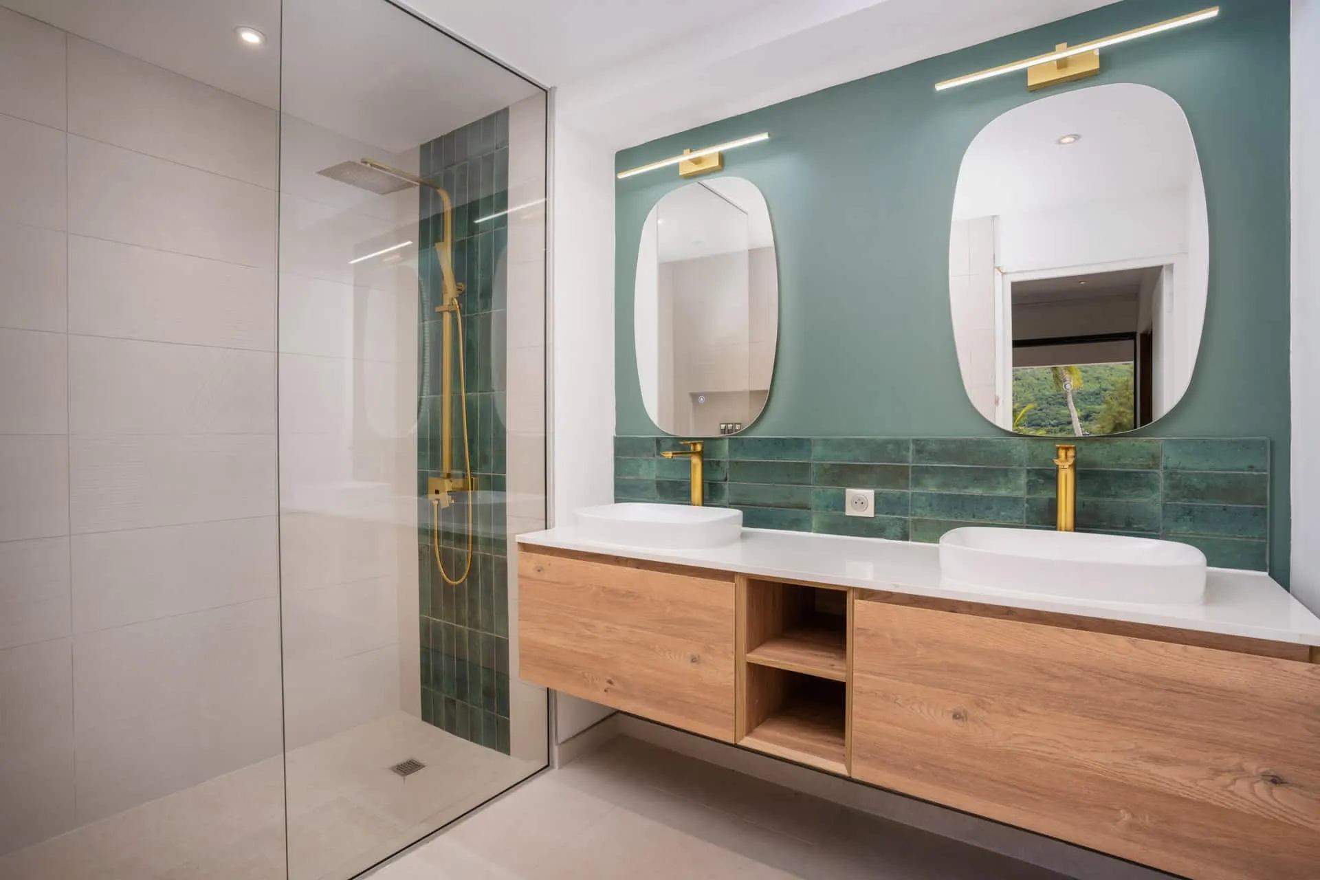 1-bedroom - Cook's Bay Hotel & Suites (5)-web