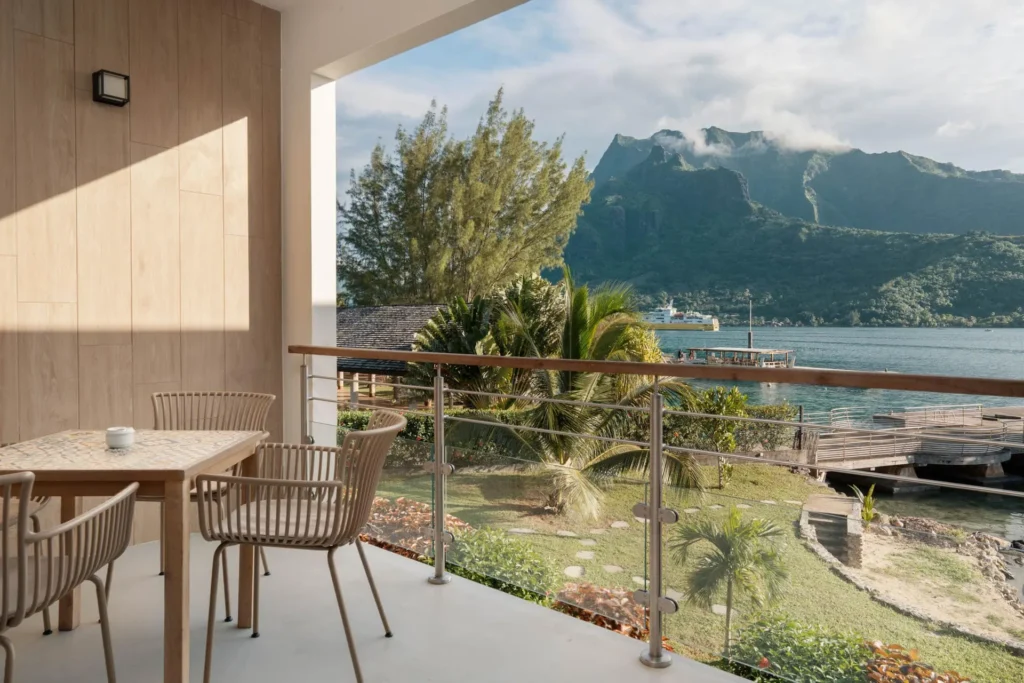 Vue sur les montagnes et le lagon depuis la terrasse d'une suite du Cook's Bay Hotel à Moorea, Polynésie française