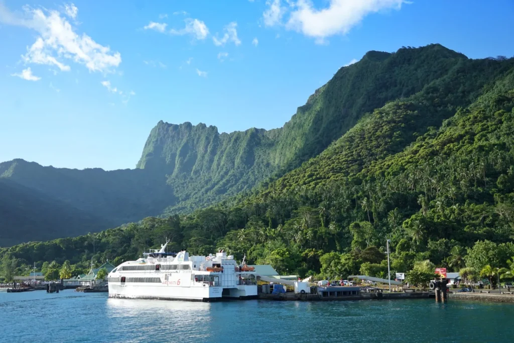 Ferry Aremiti arrivant au port de Vaiare à Moorea