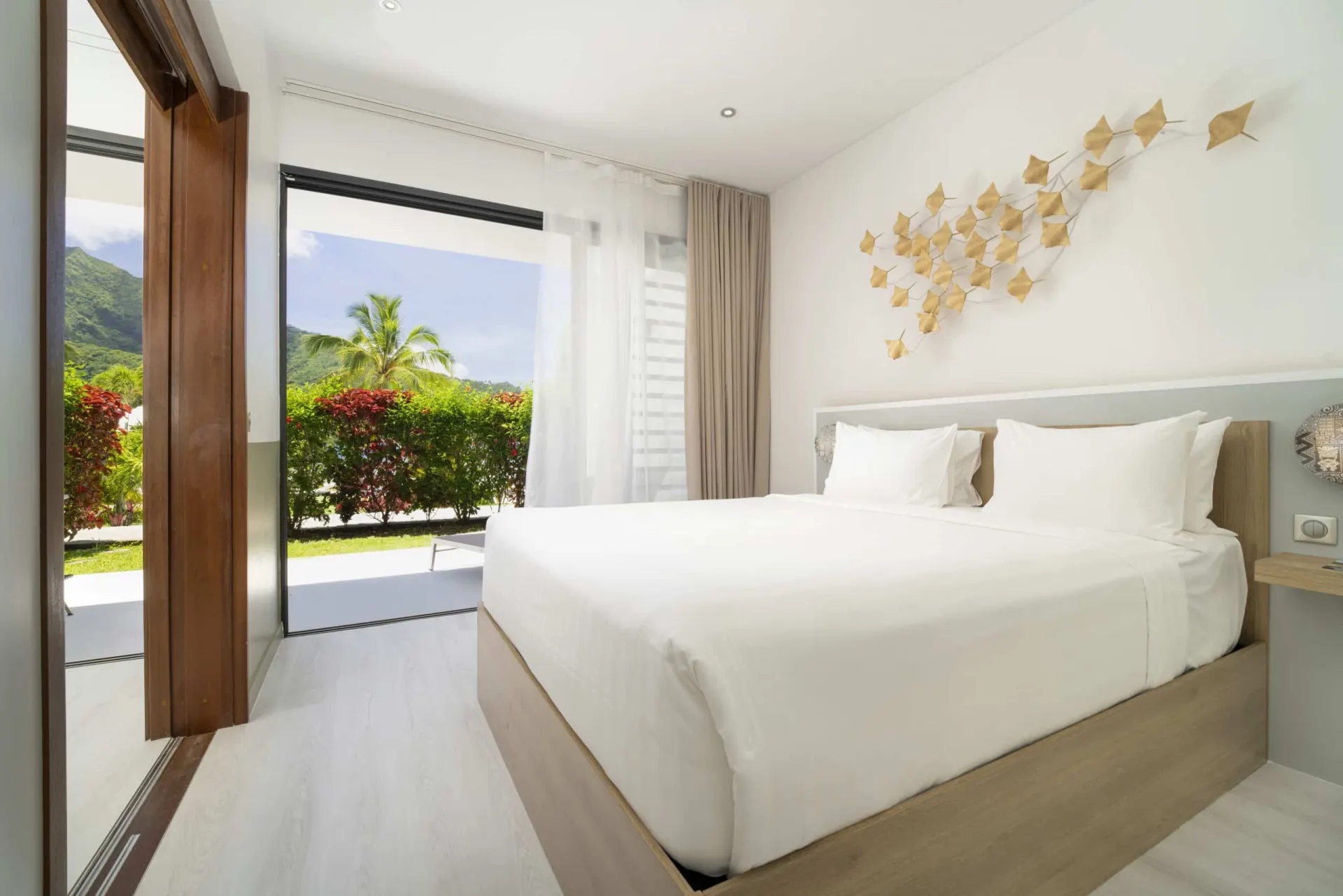 Chambre d'une suite avec lit double et baie vitrée