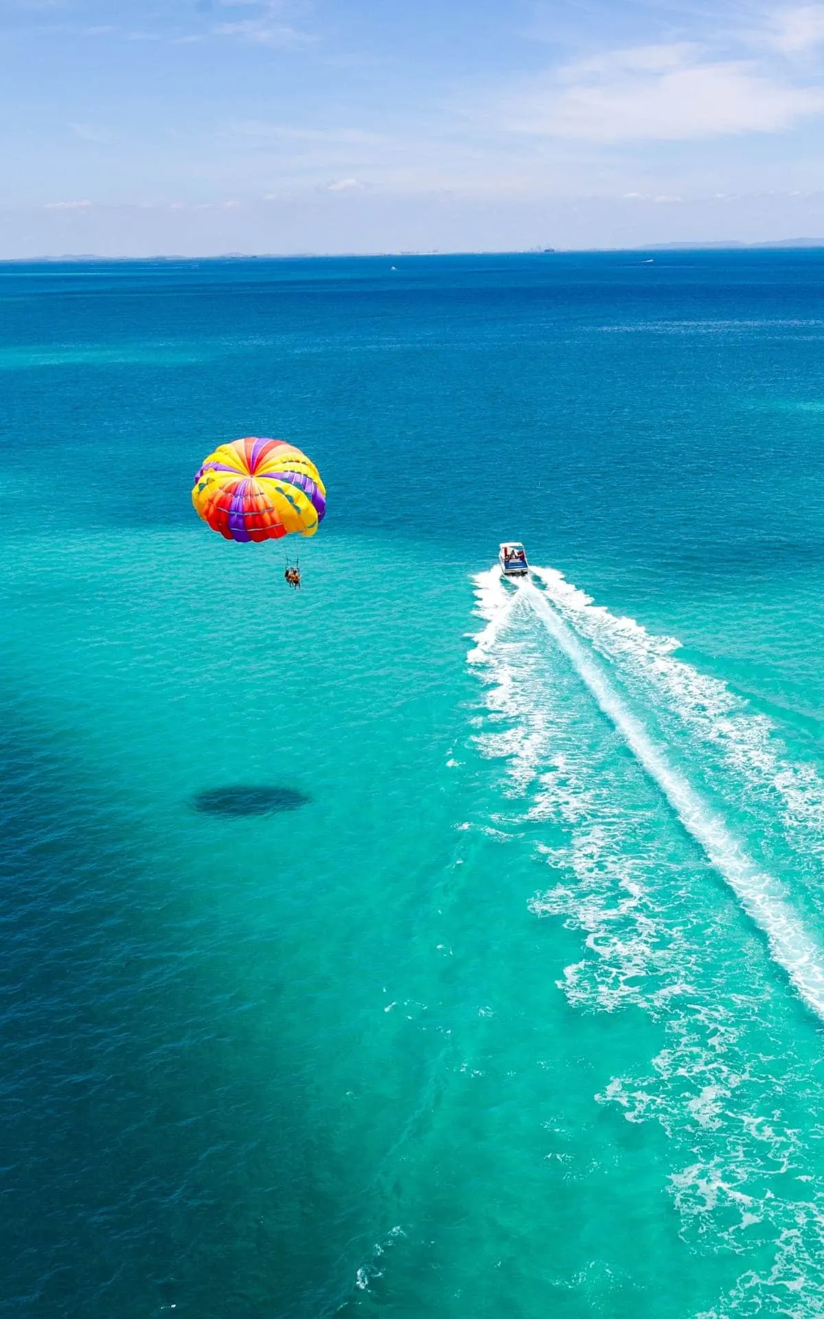 Parachute ascensionnel au-dessus du lagon