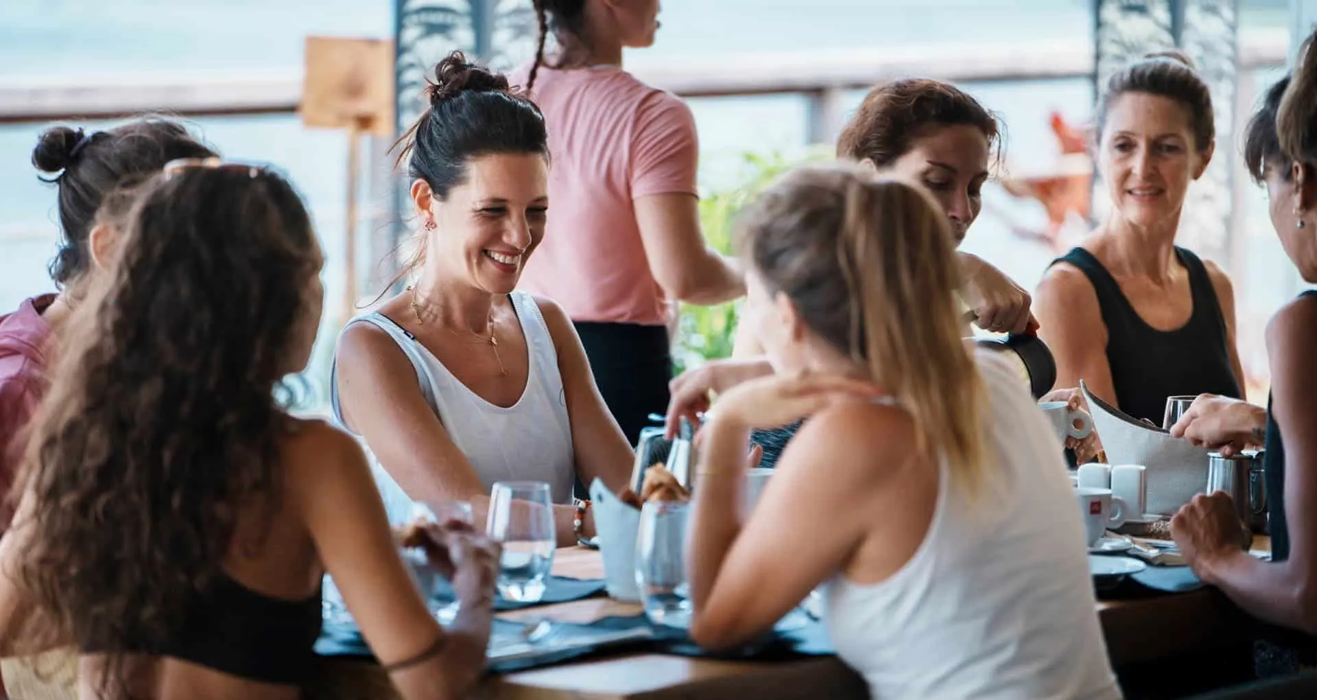 Groupe de femmes réunies autour d'une table pendant une retraite