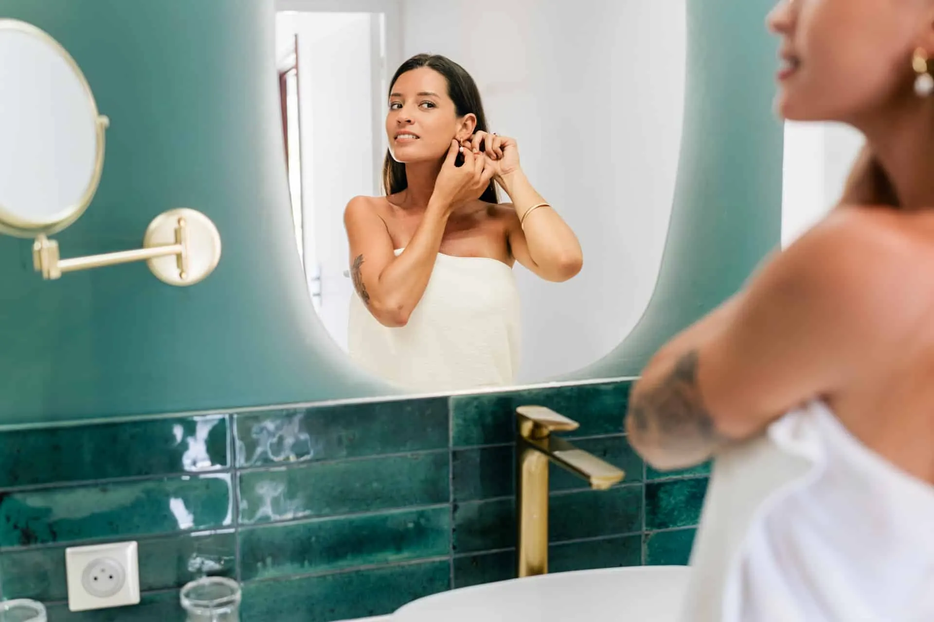Femme dans la salle de bains d'une suite