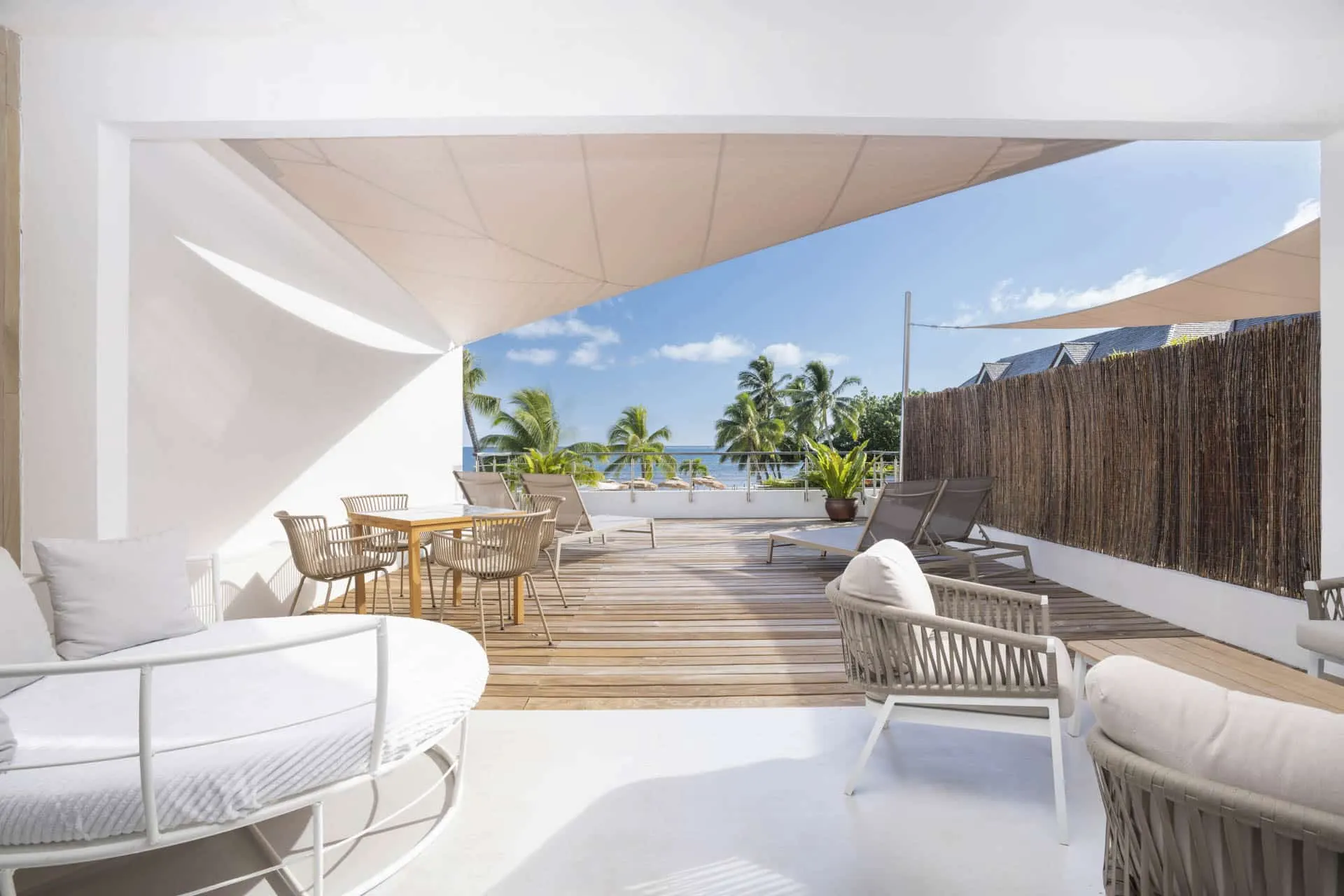 Terrasse d'une suite solarium avec vue sur le lagon