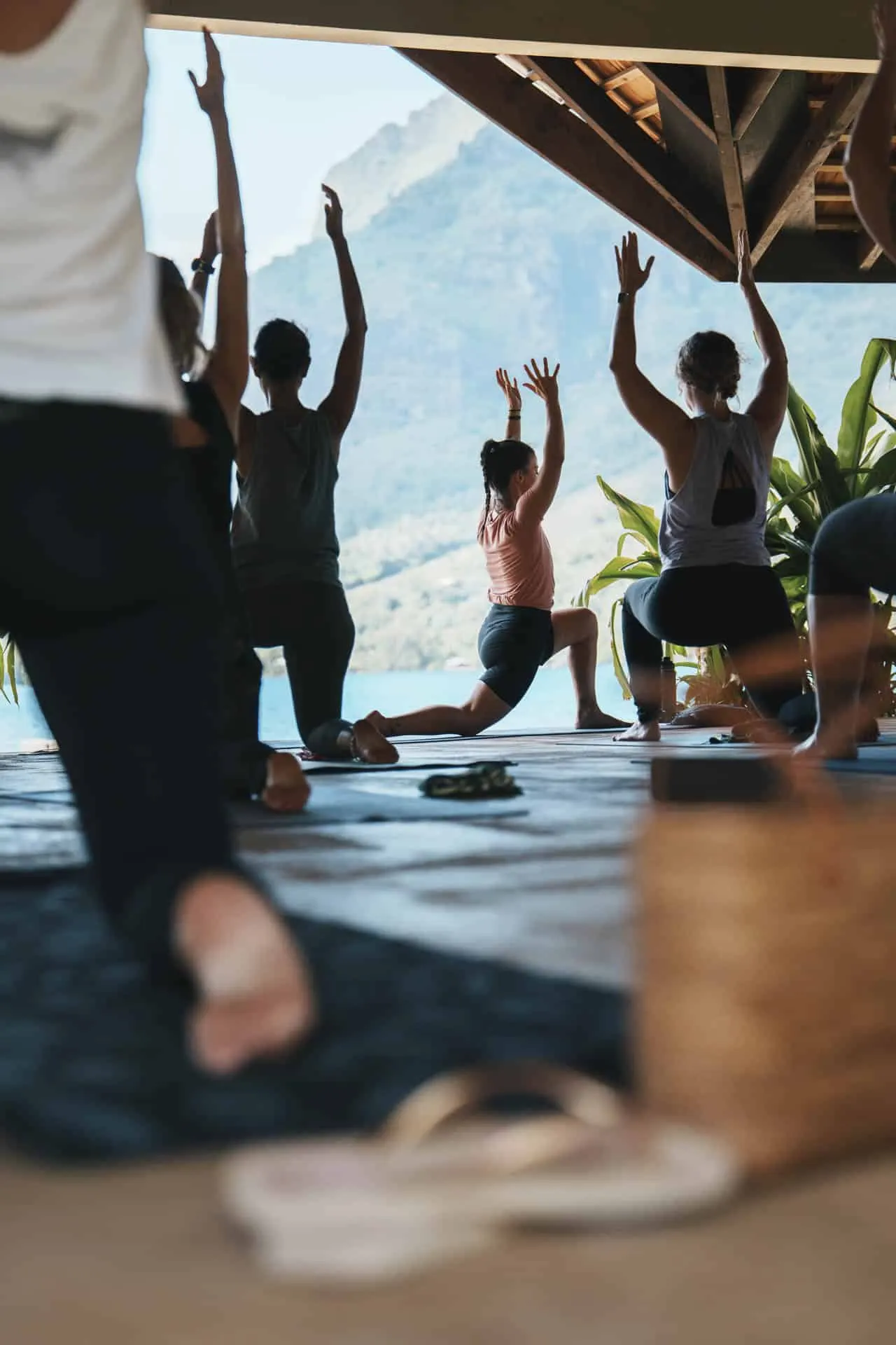 Yoga brunch en groupe sous un fare