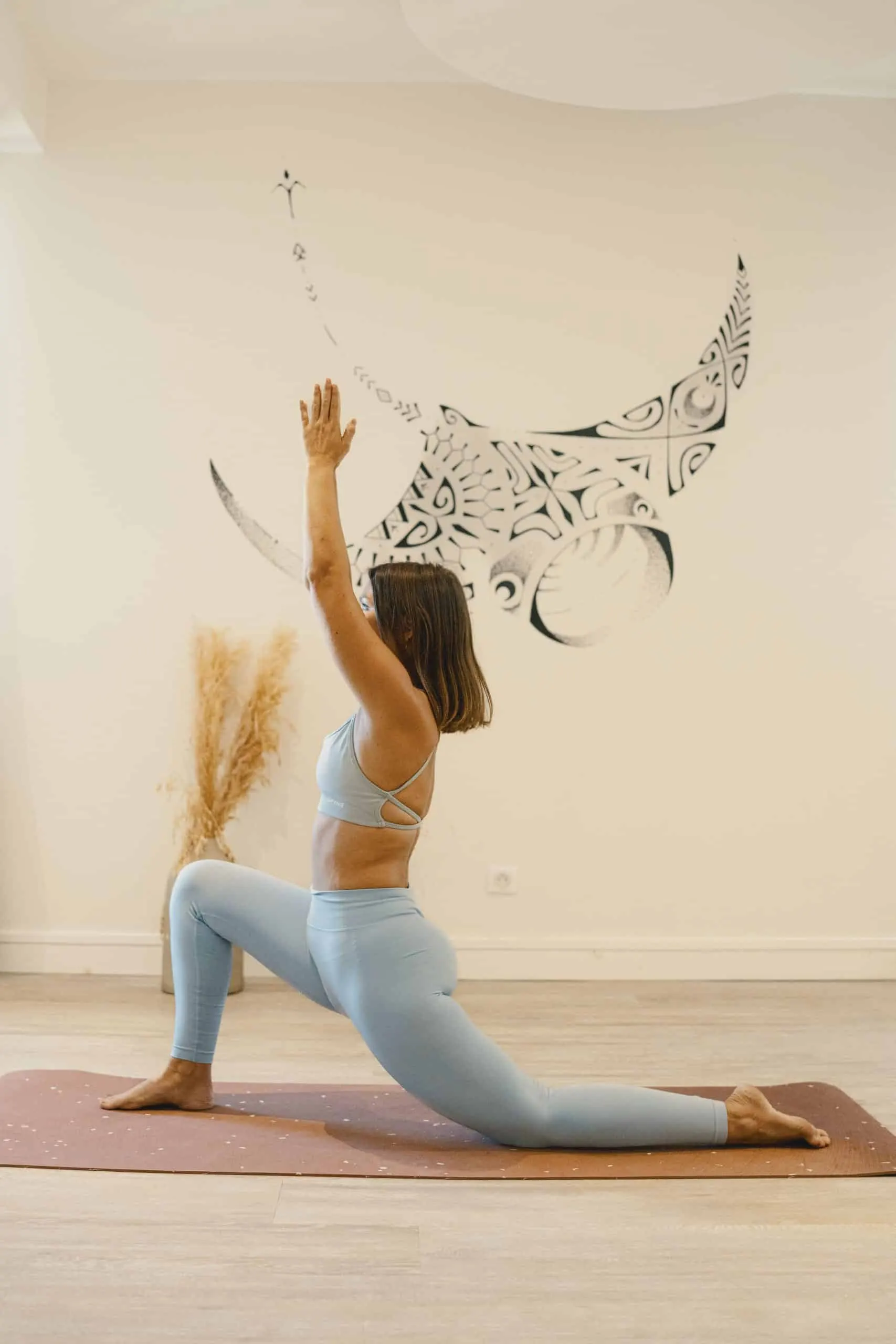 Posture de yoga dans le studio de l'hôtel