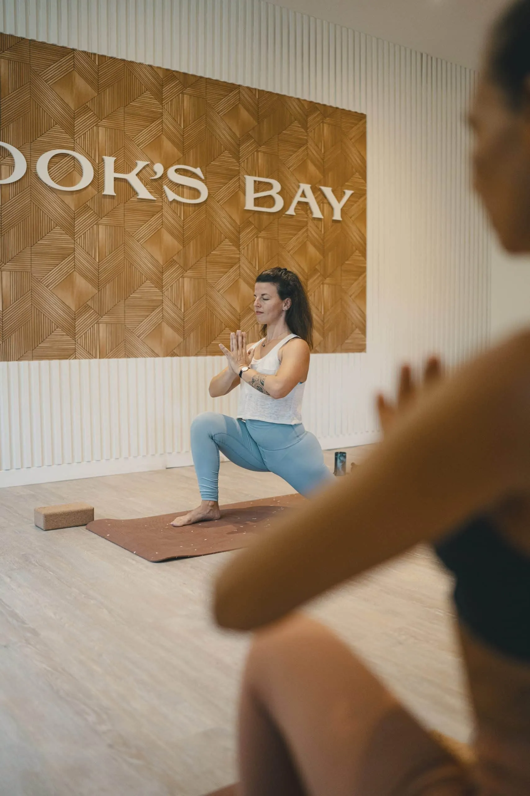 Cours de yoga dans le studio de l'hôtel