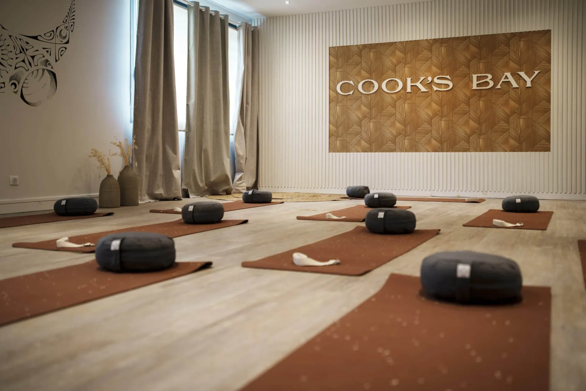 Studio de yoga de l'hôtel avec tapis et coussins